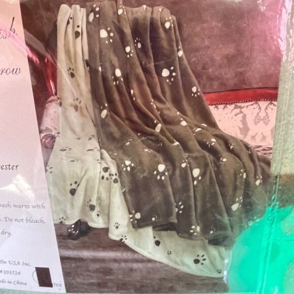 Microplush Throw Blankets 50" X 60" Green with Paw Print Design 100% Polyester M - Picture 7 of 8